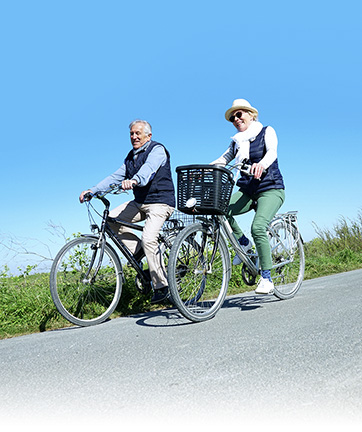 Dos personas mayores montando bicicleta