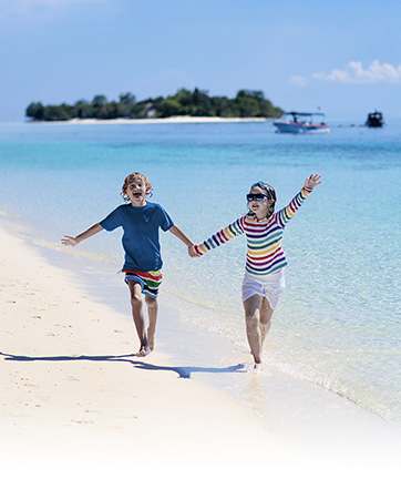 Dos niños caminando por la playa