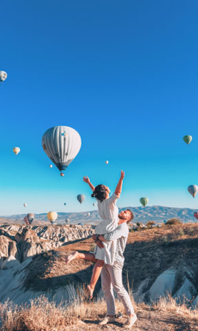 Pareja feliz viendo los globos volar