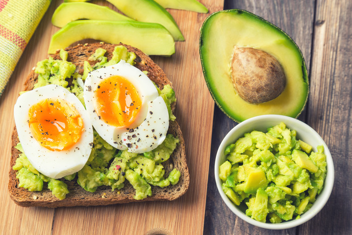 Pan con aguacate y huevos para ayudar con el vértigo