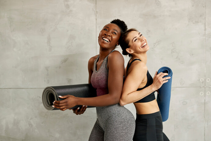 Mujeres contentas por disfrutar los beneficios del pilates.
