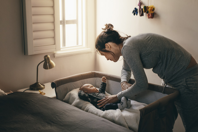 Mujer y su bebé después de una siesta