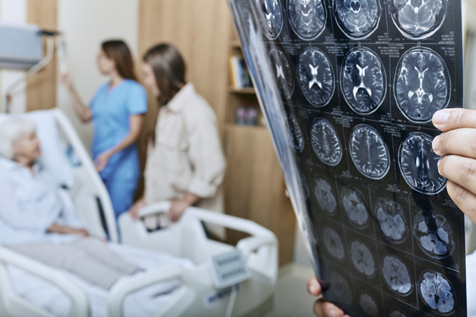 Médico hace diagnóstico de Parkinson