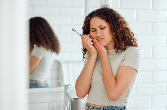 Mujer joven con dolor de muelas