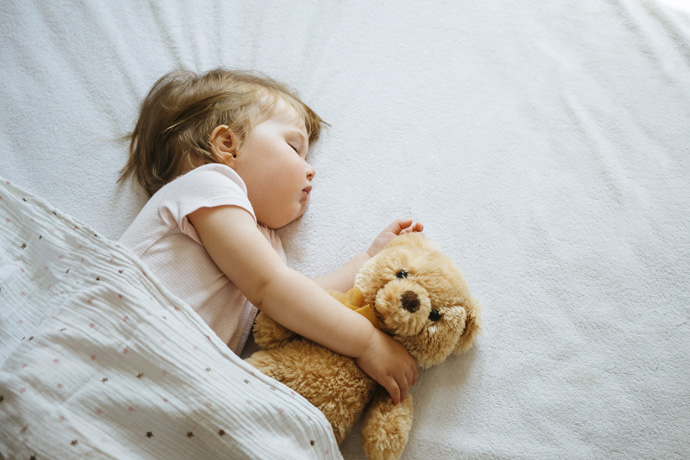 Bebé haciendo siesta durante el día