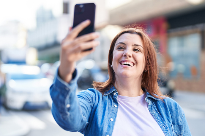 Mujer tomándose un selfie