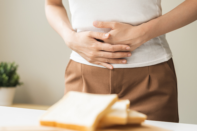 Persona indispuesta por comer alimento que contiene gluten