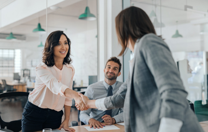 Acuerdo entre personas en una empresa de seguros con responsabilidad social corporativa.