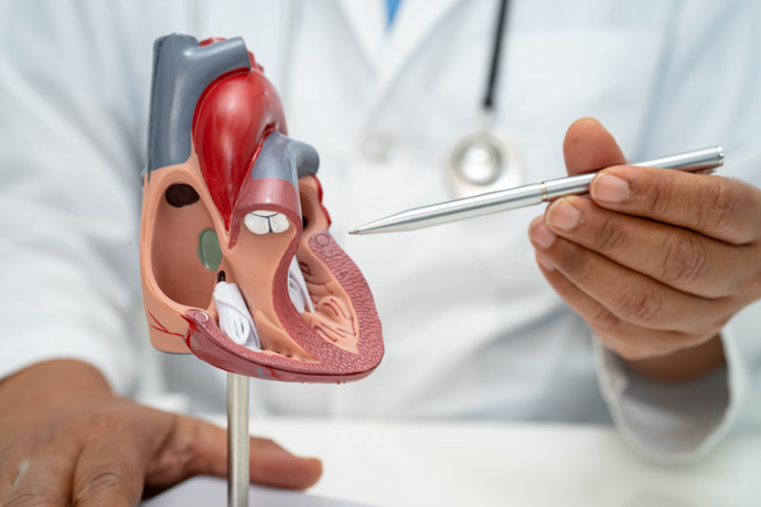 Médico explicando una de las 10 señales por las que un corazón no está bien.