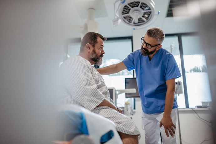 Doctor acompañando a un paciente antes de un procedimiento de diagnóstico