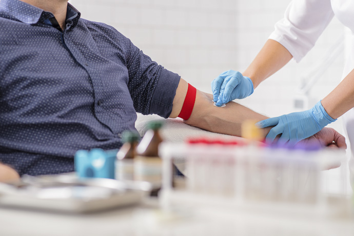 Persona realizando exámenes de sangre