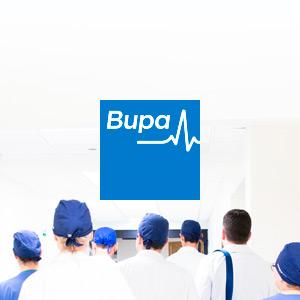 Médicos en el pasillo del hospital