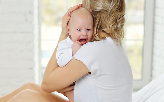 Cólicos en recién nacidos: causas, síntomas y cómo calmarlos - Hospital  Manises