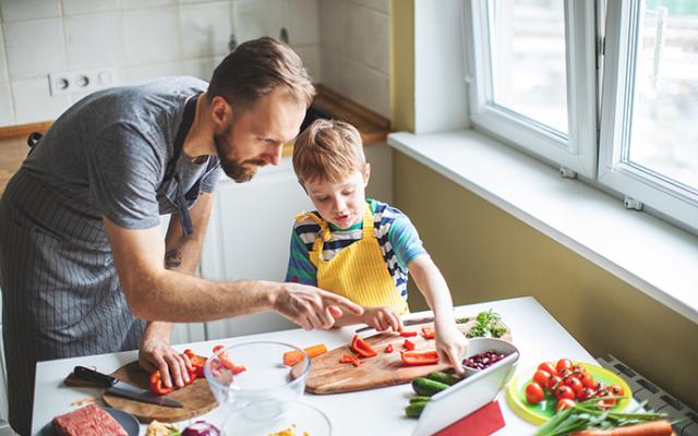 Padre e hijo cocinando