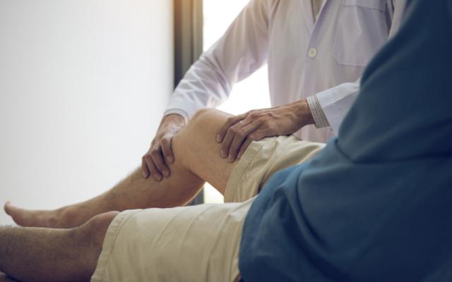 Hombre recibe masaje por debilidad en una pierna