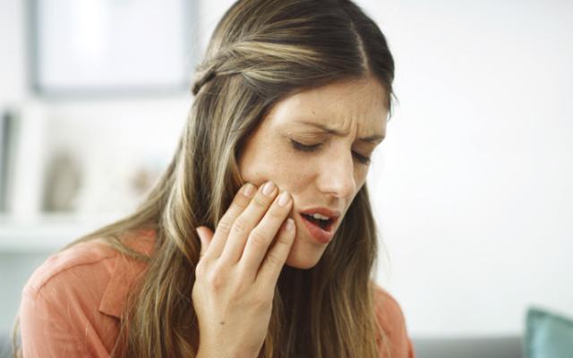 Mujer siente dolor por absceso o flemón