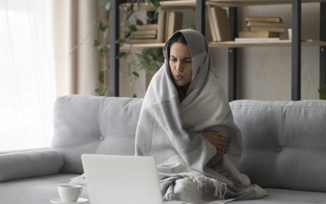 Mujer abrigada por sensación de frío