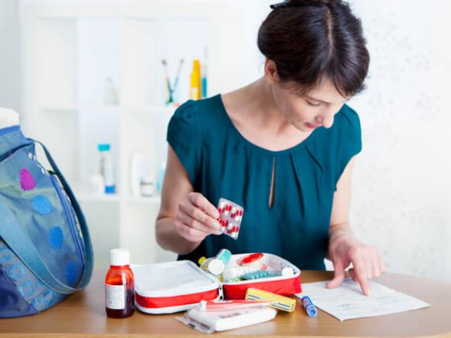 Mujer preparando un botiquín de viaje