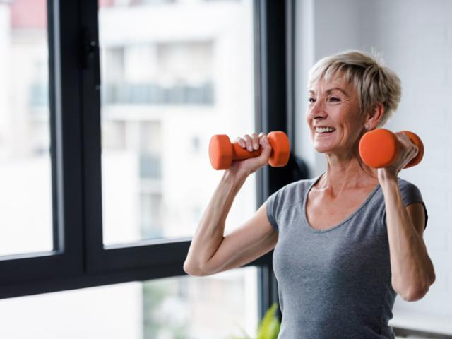 Mujer disfrutando de los beneficios del entrenamiento de fuerza.