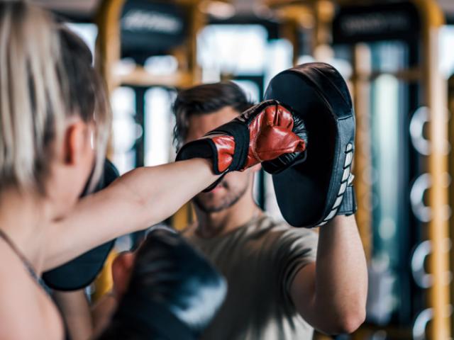 mujer practicando boxeo