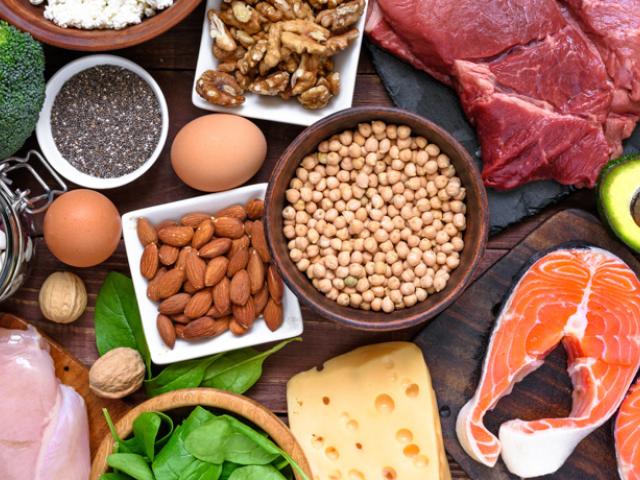 Alimentos con más proteínas: guía completa para tu dieta https://stock.adobe.com/images/high-protein-food-fish-meat-poultry-nuts-eggs-and-vegetables-healthy-eating-and-diet-concept/195217272?prev_url=detail alt – Ejemplos de alimentos con más proteínas. Las proteínas son nutrientes esenciales para el funcionamiento del organismo, sobre todo porque tienen un papel crucial en la construcción y reparación de tejidos, la producción de enzimas y hormonas, y el fortalecimiento del sistema inmunológico.