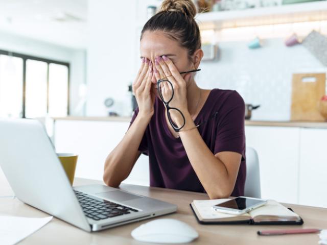 Mujer estresada debido a carga laboral