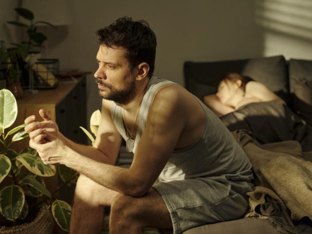 Persona ansiosa no para de pensar