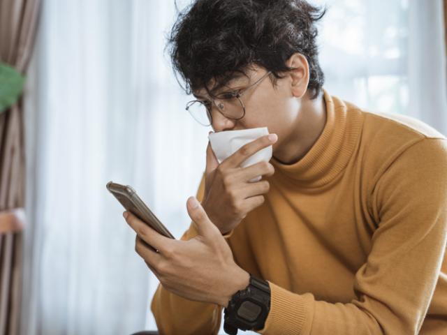 Hombre joven preocupado porque tiene expectoración con sangre 