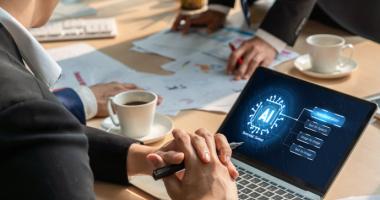 Agente de seguros formándose sobre la evaluación de riesgos y reclamaciones de seguro médico con IA