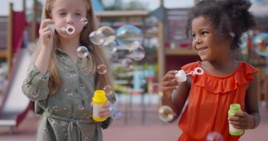 Niñas jugando con burbujas