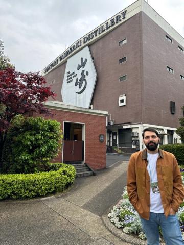 Antonio junto a un edificio.