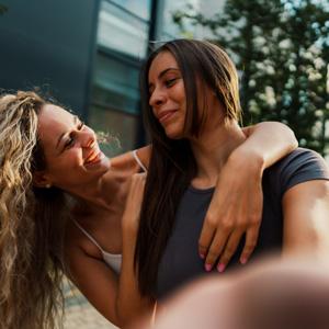 Jóvenes tomándose un selfie